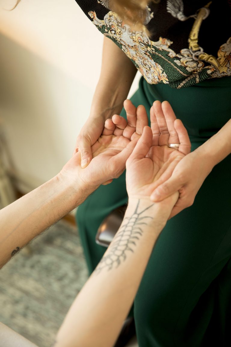 Maintaining a good mechanical and neurological balance is important for your health as it allows a better posture and overall well-being.